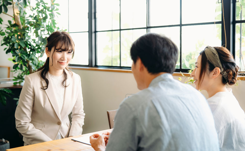 葬儀スタッフがお客様と話している様子