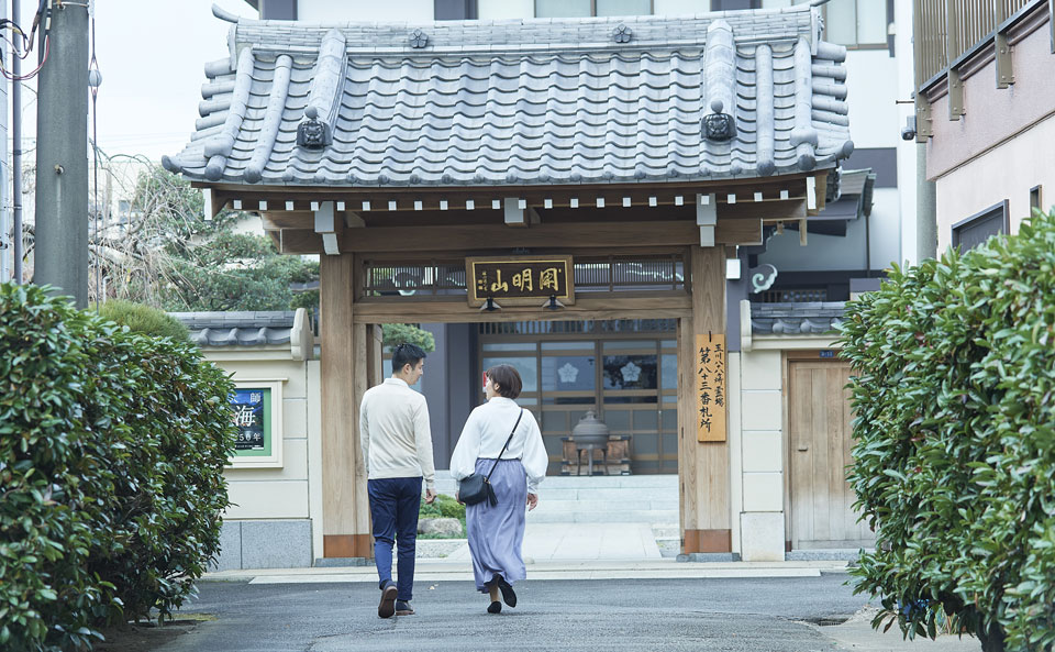 百月院のお葬式【大田区の葬儀・家族葬】を管理する秀明寺の山門に近づく夫婦