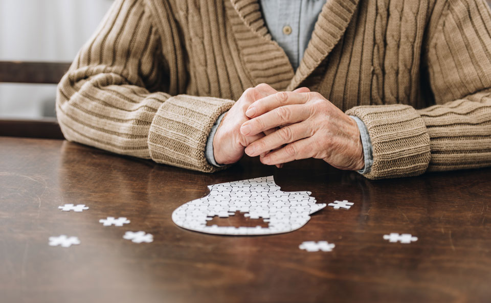 認知症防止のパズルをしている様子