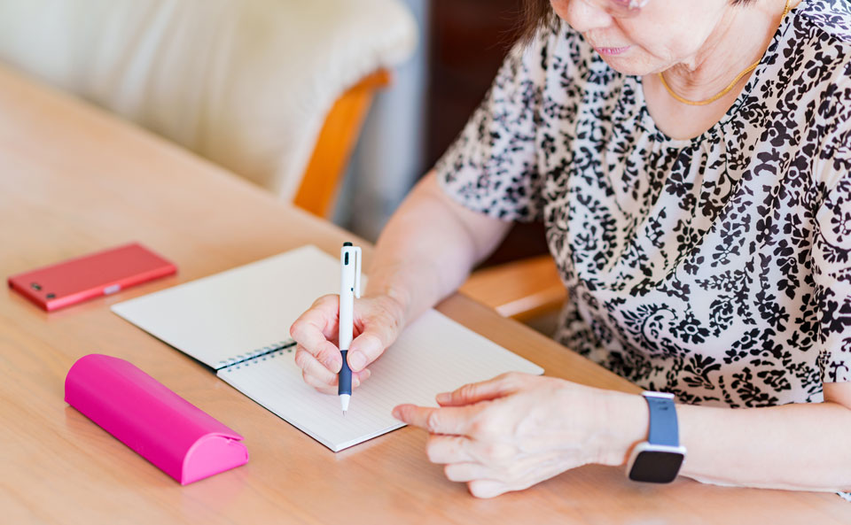 エンディングノートを記入しています