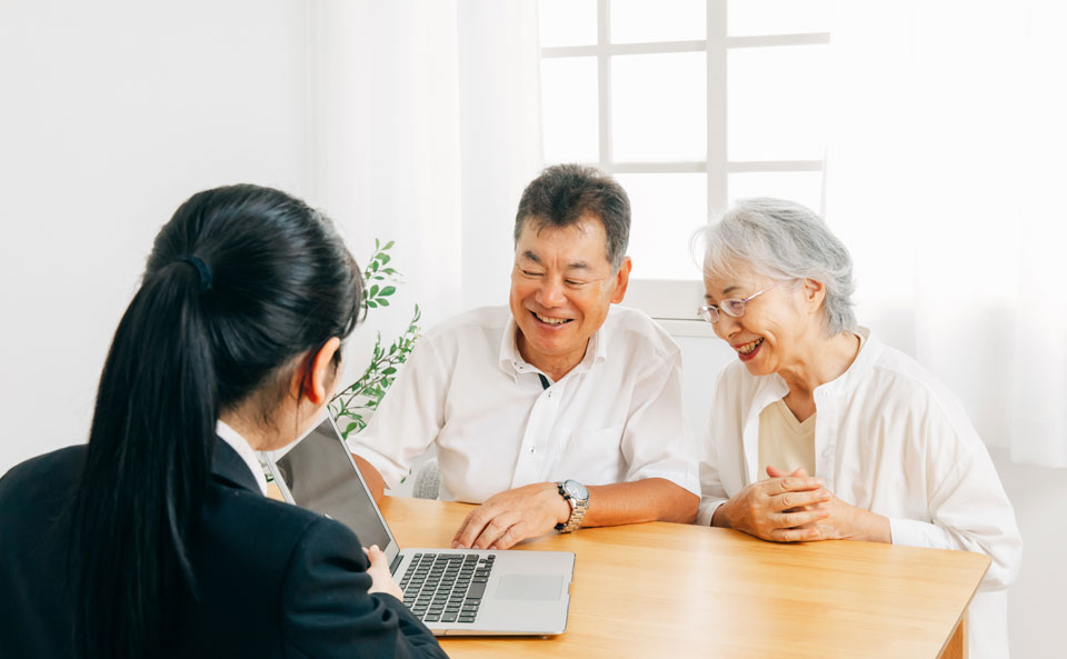 老夫婦が葬儀スタッフに、相続について相談している様子