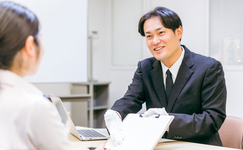 葬儀コンシェルジュがお客様の相談にのっている様子