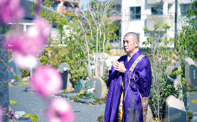 ようようの庭のお葬式【東京都府中市の葬儀・家族葬】を管理する花蔵院の住職が手を合わせている様子